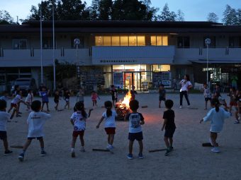 夜はキャンプファイヤーで歌って、踊ってから…