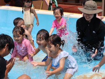 体操の先生にお水かけちゃえ！