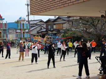 まずは準備体操でエビカニクスを踊ります